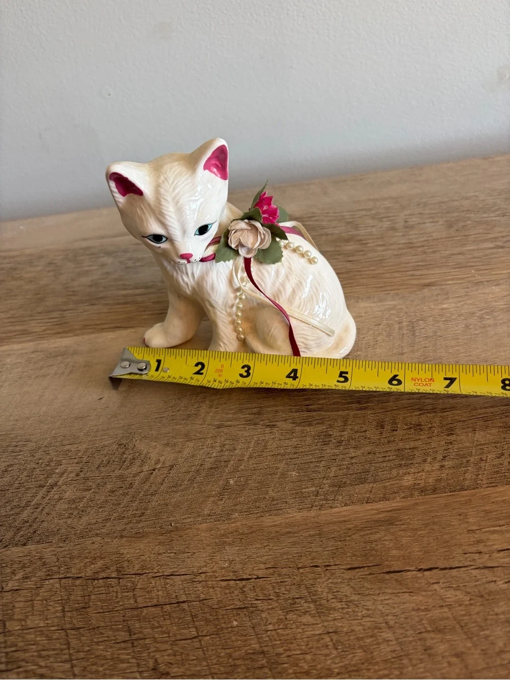 Vintage Porcelain Cat  Kitten Ribbon Collar With Flowers Beads Sitting Figurine‎